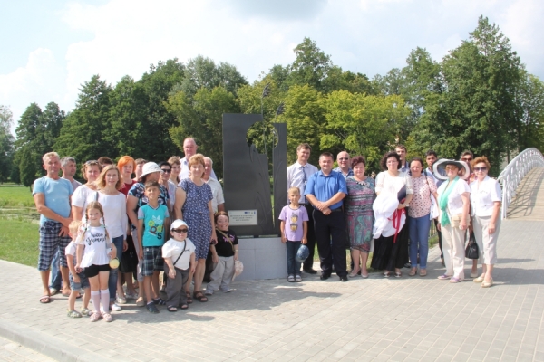 18 июля состоялось открытие памятного знака вертлявой камышевке, обитательнице заказника «Споровский», избранной природным символом Березовского района